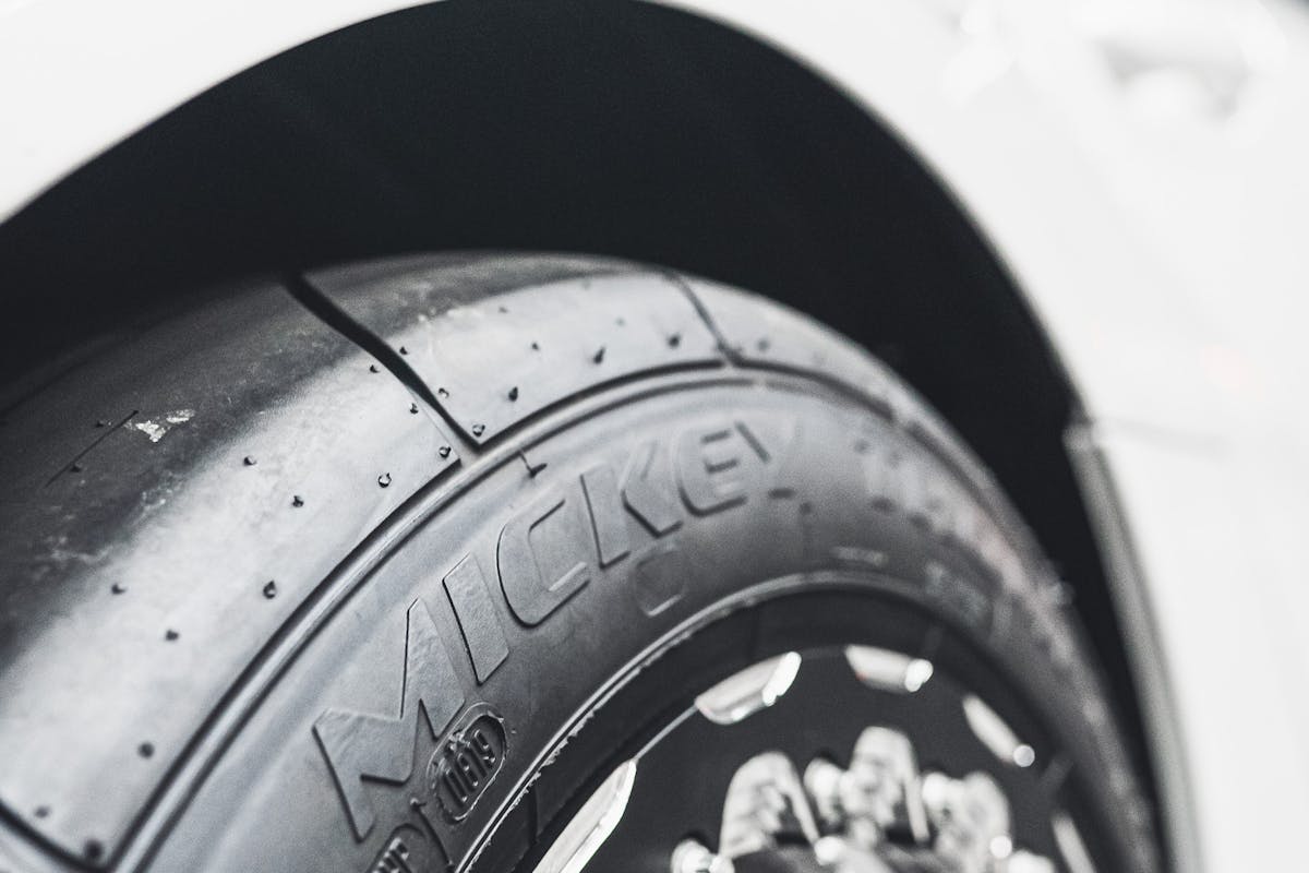 KFZ-Werkstatt mit Fahrzeug auf der Hebebühne — passend zu Ersatzteil-Lieferung und Montage